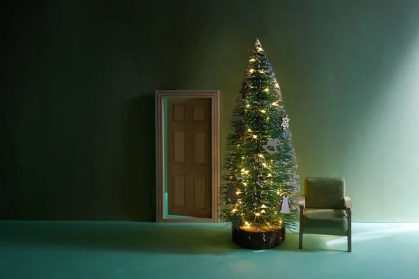 Boże Narodzenie koncepcja wnętrza pokój, choinka, krzesło, w pustym pokoju wnętrze z zieloną podłogą i ścianą. — Zdjęcie stockowe