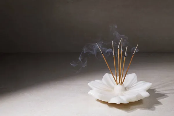 Fumo da bruciare bastoncini di incenso in piedi su portacenere di loto — Foto Stock