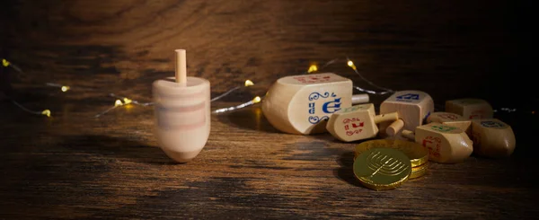 Fiesta judía Hanukkah con dreidels de madera, peonza — Foto de Stock