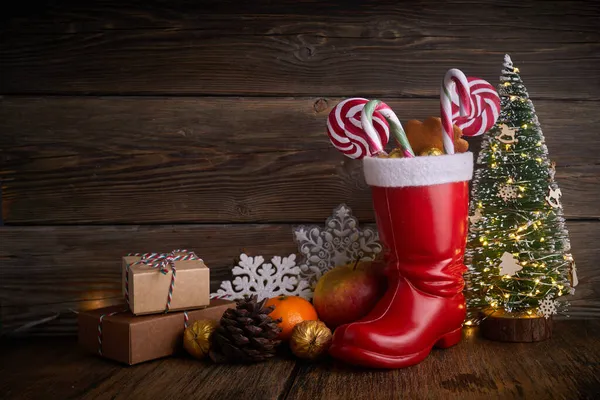 12月6日圣尼古拉斯节的圣诞靴，上面有糖果和礼物. — 图库照片