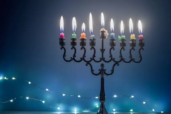 Żydowskie wakacje Hanukkah tło z menorą tradycyjne świeczniki i świece na niebieskim tle — Zdjęcie stockowe