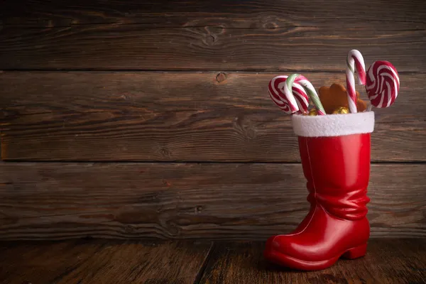 12 월 6 일 성 니콜라스 데이를 위한 사탕 과 선물 이 있는 산타 부츠. — 스톡 사진