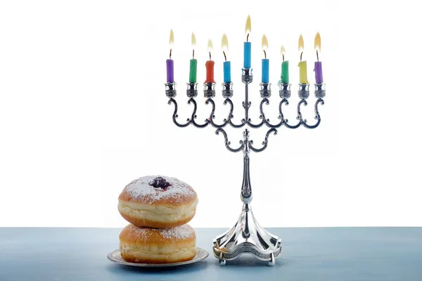 Fiesta judía fondo de Hanukkah con Menorah-candelabros tradicionales, peonza Dreidel y Donut sobre fondo blanco — Foto de Stock