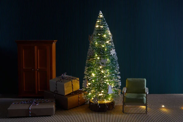 Boże Narodzenie koncepcja wnętrza pokoju, choinka, krzesło, w pustym pokoju wnętrze z zieloną ścianą. — Zdjęcie stockowe