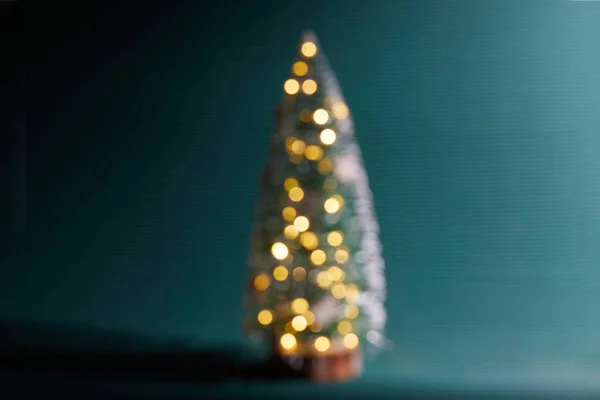 Bokeh desfocado e desfocado. Conceito de Natal, árvore de Natal, com piso verde e parede. — Fotografia de Stock