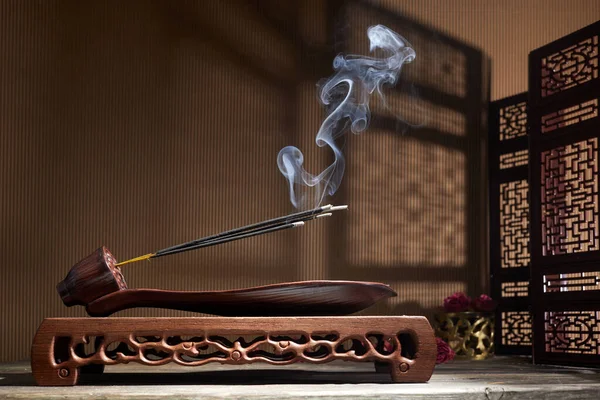 Füst égő tömjén pálcikák lótusz tömjén tartó állva füstöl — Stock Fotó