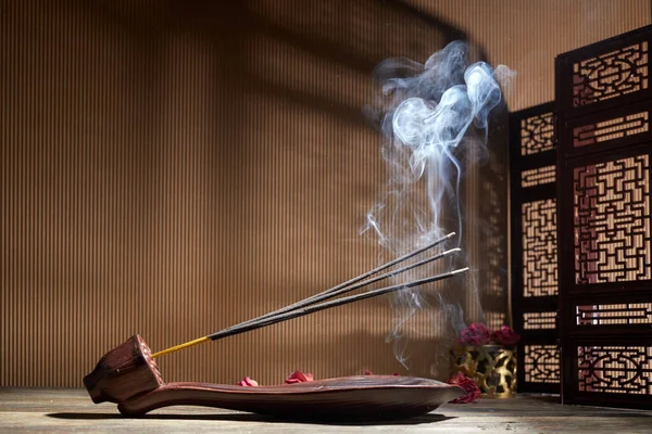 Füst égő tömjén pálcikák lótusz tömjén tartó állva füstöl — Stock Fotó