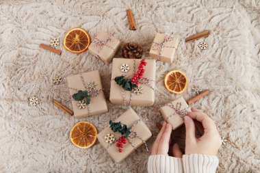 Sıfır atık Noel yatıyordu. Basit bir Noel hediyesini tutan eller. Plastiksiz sürdürülebilir yaşam tarzı