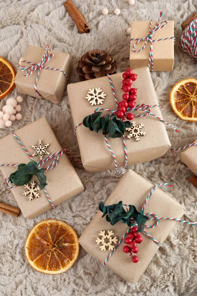 Weihnachten Null Abfall flach gelegt, umweltfreundliche Verpackung auf Pelzhintergrund — Stockfoto