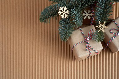 Arka planda Noel hediyeleri olan düz kompozisyon. Boks günü