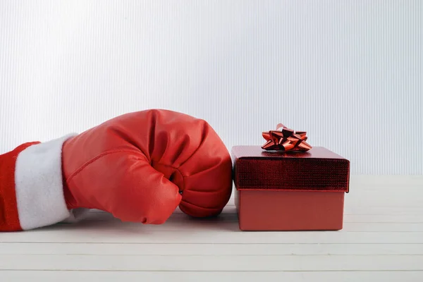 Dzień boksu zakupy kreatywny pomysł. Rękawice bokserskie z pudełkiem prezentów. — Zdjęcie stockowe