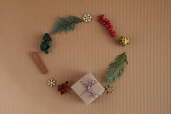 Natale cornice rotonda fatta di cose della natura naturale. Piatto. Vista dall'alto — Foto Stock