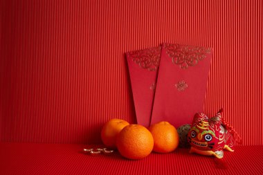 Çin Yeni Yıl Festivali dekorasyonu. Kırmızı arkaplanda turuncu, kırmızı paket.