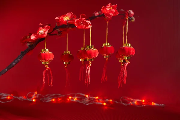 빨간 배경에는 중국의 새해등 이 있습니다. 중국, 신년 축제 장식물. — 스톡 사진