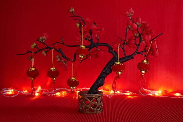 Lanterne cinesi di Capodanno su sfondo rosso. Decorazioni del festival cinese di Capodanno. — Foto Stock