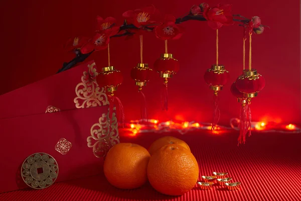 Decorazioni del festival cinese di Capodanno. Arancio, foglia, pacchetto rosso, fiore di prugna su sfondo rosso. — Foto Stock