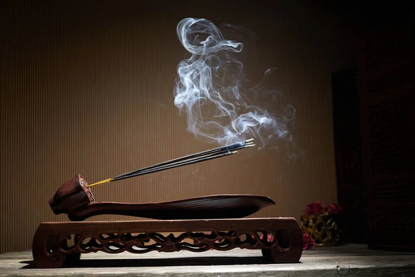 연향 그릇 위에 서 있는 향로에서 나는 연기 — 스톡 사진