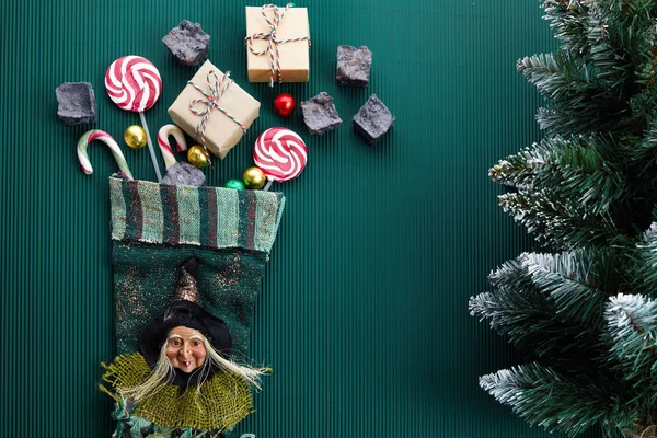 贝芙娜的袜子配上甜煤和糖果，背景是深绿色的。意大利爱普法日传统. — 图库照片