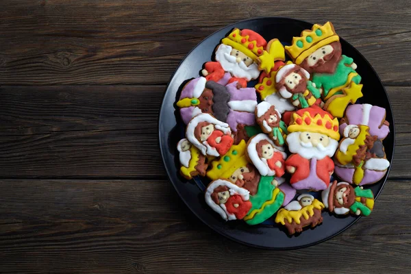 Feliz día de la Epifanía. Galletas caseras en forma de los tres sabios sobre fondo de madera. — Foto de Stock