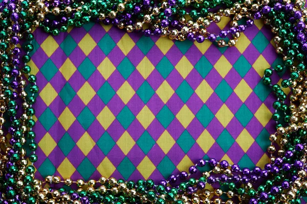 Mardi gras cornice di tre colori di perline su quadri sfondo tessuto modello. — Foto Stock