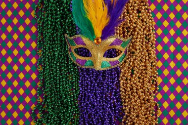 Mardi Gras maskesi ve renkli Mardi Gras Boncukları Arkaplanı