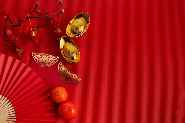 중국의 신년 축제 장식. 오렌지, 빨간 봉투, 자두 꽃 그리고 운좋은 돈빨간 배경. 번역: 만 가지 소원을 이루어 주 십시오. — 스톡 사진