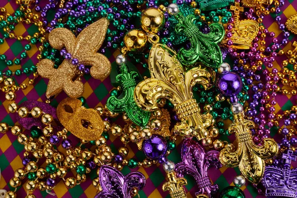 Mardi Gras Mask och färgglada Mardi Gras pärlor bakgrund — Stockfoto