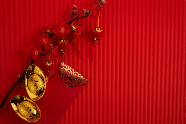 Chinese New Year background with sakura branch and lanterns. Coins with New Year wishes. Translation: let ten thousand wishes come true. — Stockfoto