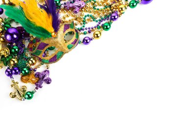 Beyaz arkaplanda izole edilmiş Mardi Gras maskesi ve boncukları.