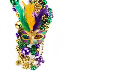 Beyaz arkaplanda izole edilmiş Mardi Gras maskesi ve boncukları.