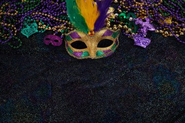 Mardi Gras maskesi ve renkli Mardi Gras Boncukları Arkaplanı