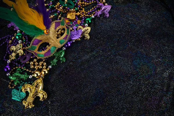 Mardi Gras Mask och färgglada Mardi Gras pärlor bakgrund — Stockfoto