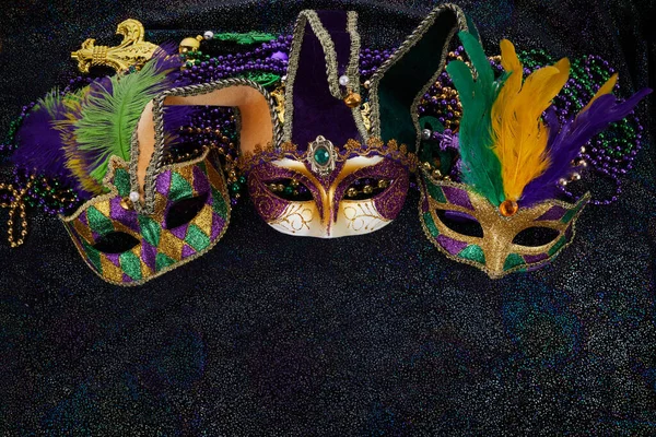 Mardi Gras Maschera e colorato Mardi Gras Perline Sfondo — Foto Stock