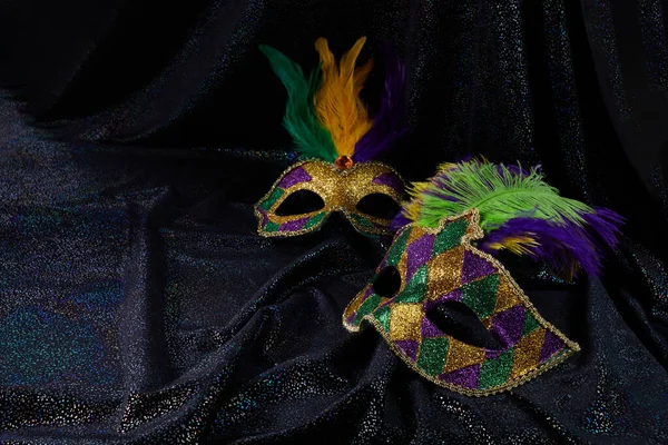 Karnawał Mardi gras maska na czarnym tle brokatu — Zdjęcie stockowe