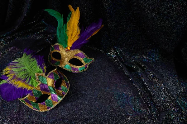 Carnaval Mardi gras masker op zwarte glitter achtergrond — Stockfoto