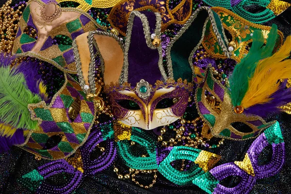 Mardi Gras maskesi ve renkli Mardi Gras Boncukları Arkaplanı — Stok fotoğraf