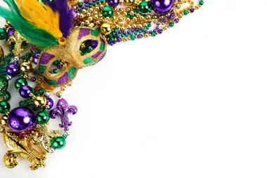 Beyaz arkaplanda izole edilmiş Mardi Gras maskesi ve boncukları.