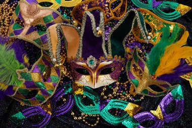 Mardi Gras maskesi ve renkli Mardi Gras Boncukları Arkaplanı