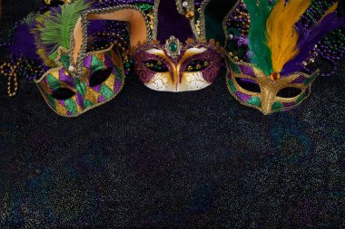 Mardi Gras maskesi ve renkli Mardi Gras Boncukları Arkaplanı