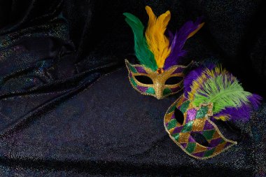 Karnaval Mardi Gras maskesi siyah parıltılı arka planda