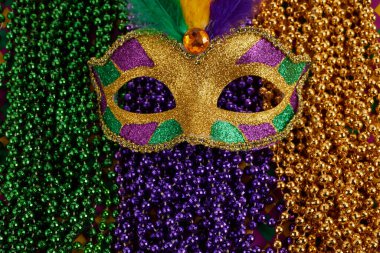 Mardi Gras maskesi ve renkli Mardi Gras Boncukları Arkaplanı