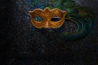 Lükslü, parlak arka planda Venedik maskesi. Karnaval maskesi