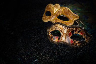 Lükslü, parlak arka planda Venedik maskesi. Karnaval maskesi