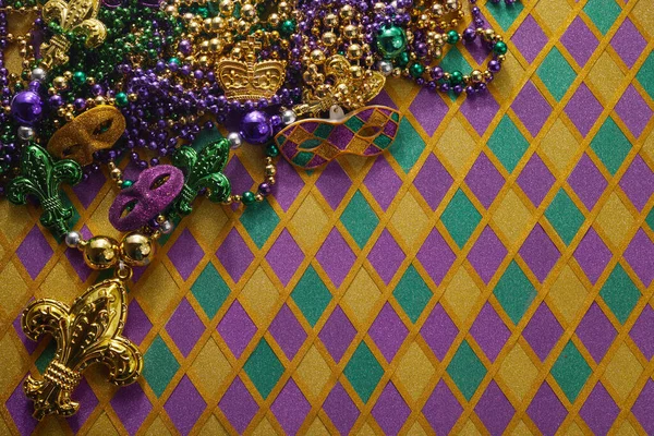 菱形背景下的玛迪Gras面具和彩色玛迪Gras珠框架 — 图库照片