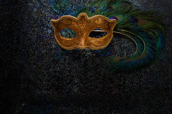 Maschera veneziana di lusso su sfondo glitter scuro. Carnevale mascherata fantasia maschera — Foto Stock