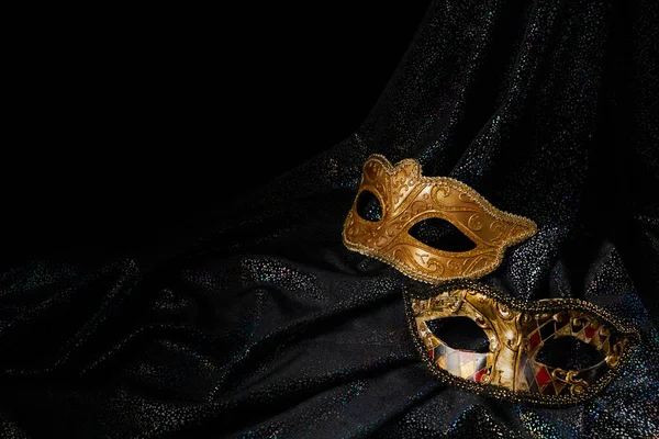 Luksusowa wenecka maska na ciemnym, brokatowym tle. Karnawał maskarada fantasy maska — Zdjęcie stockowe