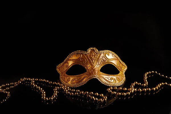 Luksusowa wenecka maska na ciemnym, brokatowym tle. Karnawał maskarada fantasy maska — Zdjęcie stockowe
