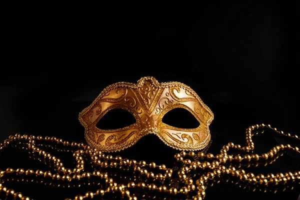 Máscara veneciana de lujo sobre fondo de brillo oscuro. Carnaval mascarada fantasía máscara — Foto de Stock