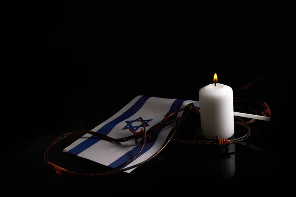 Queimando vela e bandeira de Israel em fundo preto. Dia da memória do Holocausto — Fotografia de Stock