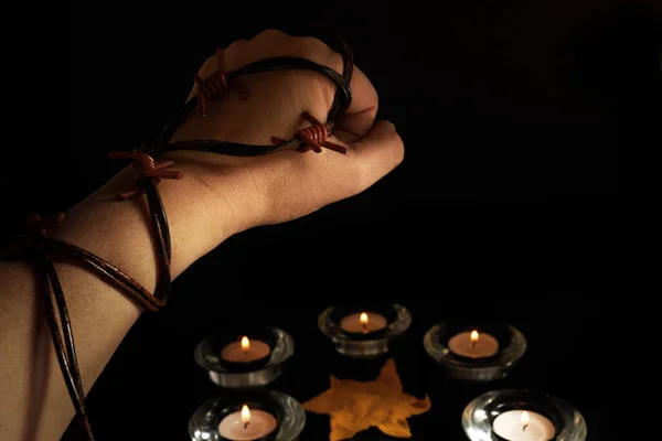 Día del Recuerdo del Holocausto. Mano y alambre de púas sobre fondo negro. —  Fotos de Stock